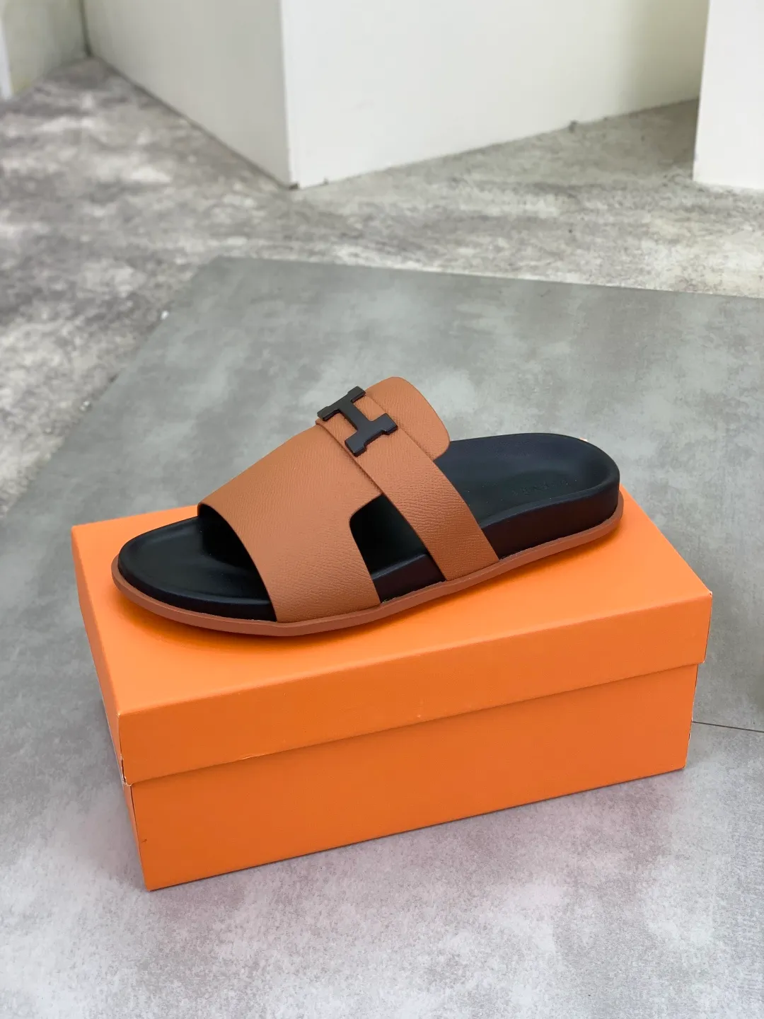 Men's shoes 💰P440 New [HERMES] high-end quality new Hermès slippers, made of imported cross-grain calfskin, wear-resistant and non-slip rubber outsole. Fashionable and elegant code number: 39-44 (38 45 46 customized)
